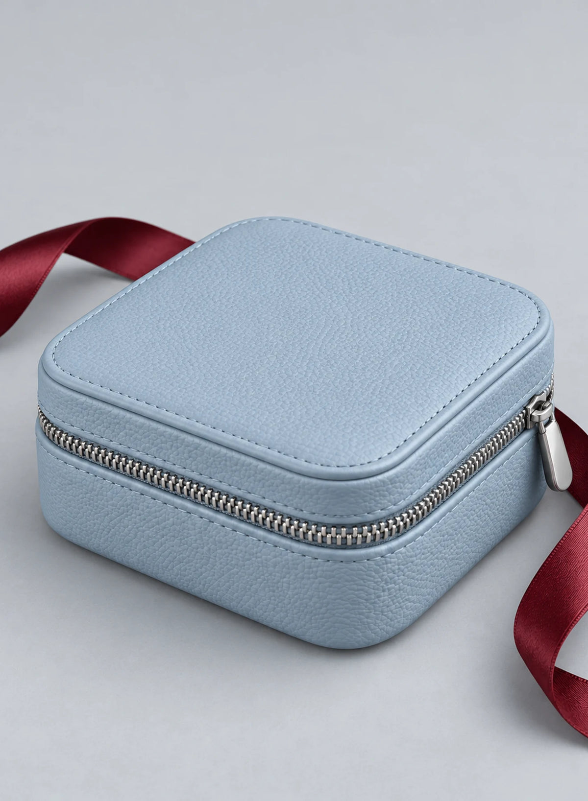 Alternate view of Mini Jewellery Case in Glacier blue, Pearl white, Silver